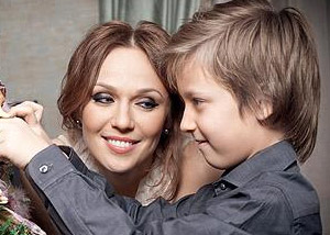 Альбина Джанабаева и её сын Костя